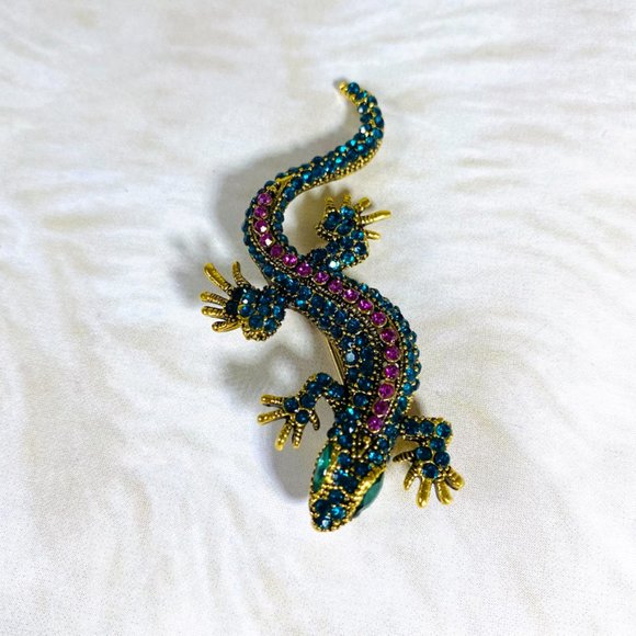 Thin Lizzy the adorable little rhinestone lizard pin - Picture 3 of 5